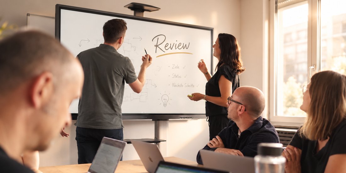 Review am Whiteboard mit dem Team: Ziele, Status, nächste Schritte